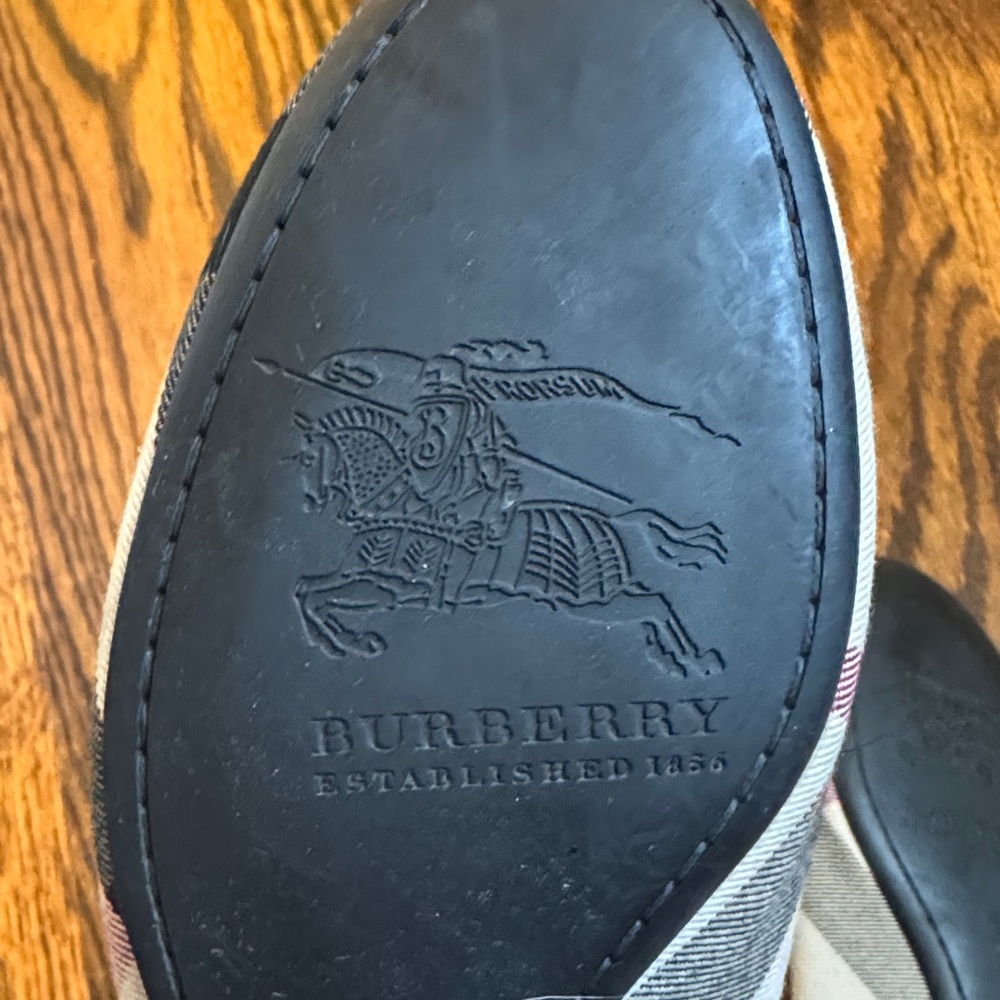 Burberry Women's Plaid ballet Flats - shoes Black, White, and Tan - Picture 4 of 6